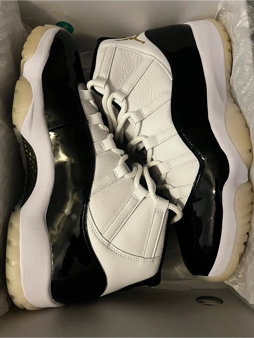 Retro 11 Jordan Men's Mid-Top Sneakers in White and Black